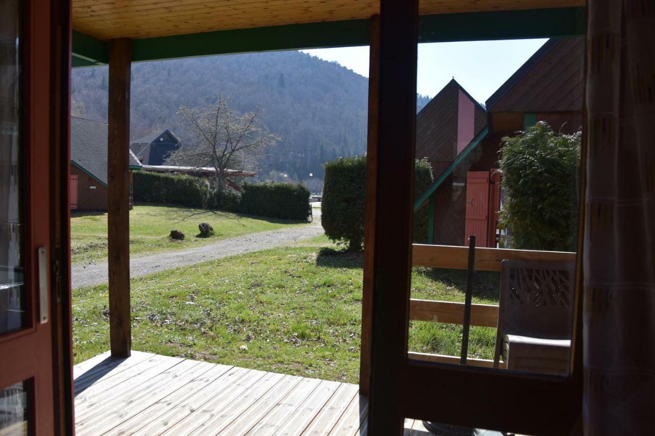 Camping Domaine Du Lac Chambon Murol Esterno foto